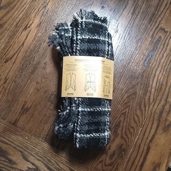 IGLOOS NWT Classic Black & White Plaid Multi-Use Scarf - Wrap - Shall - ONE SIZE - Picture 4 of 7